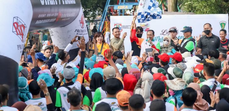 Suasana pemberian undian hadiah Cimahi Bergerak di Kawasan Lapangan Tembak Brigif Jalan Gunung Bohong Kota Cimahi. AGUNG EKO SUTRISNO/ RADAR BANDUNG