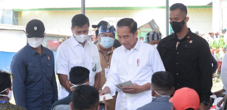Presiden RI Joko Widodo didampingi Menteri Ketenagakerjaan Ida Fauziyah dan Direktur Utama BPJS Ketenagakerjaan (BPJAMSOSTEK) Anggoro Eko Cahyo menyerahkan Bantuan Subsidi Upah (BSU) kepada pekerja di Kota Baubau dan di Kabupaten Buton. (Foto/ Dpk: BPJS Ketenagakerjaan). 