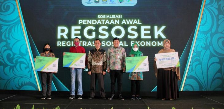Simbolis penyerahan kartu kepesertaan kepada petugas Regsosek dan juga seorang ahli waris dari petugas yang meninggal dunia karena kecelakaan kerja, di sela-sela kegiatan sosialisasi pendataan awal Regsosek Tahun 2022 di Hotel Le Meridien Jakarta, Rabu (12/10/2022).