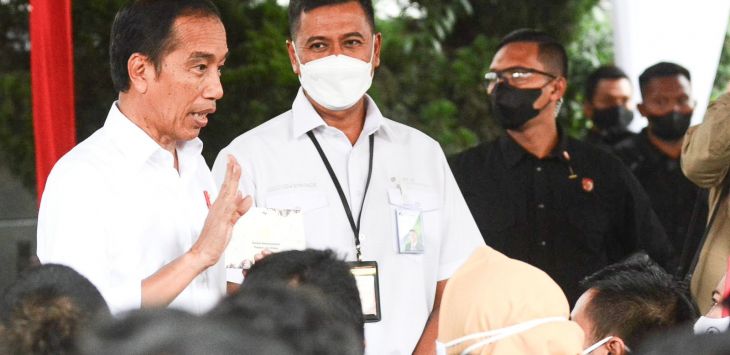 Presiden Jokowi didampingi Direktur Utama BPJAMSOSTEK Anggoro Eko Cahyo saat meninjau penyaluran Bantuan Subsidi Upah (BSU) di Kota Bandung, Kamis (13102022). 