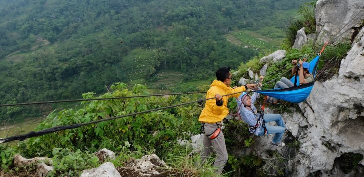 SUASANA: Tampak wisatawan tengah bermain di kawasan Hawu Pabeasan, Padalarang, Kabupaten Bandung Barat. AGUNG EKO SUTRISNO/RADAR BANDUNG