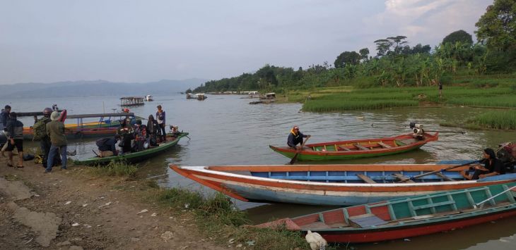 SUASANA : Sampan di perairan Bendungan Jatigede. Beberapa Kube di seputaran Jatigede kerap kebanjiran permintaan sampan.