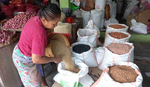 

SUASANA: Pedagang kedelai Pasar Tagog Padalarang. AGUNG EKO SUTRISNO/ RADAR BANDUNG 