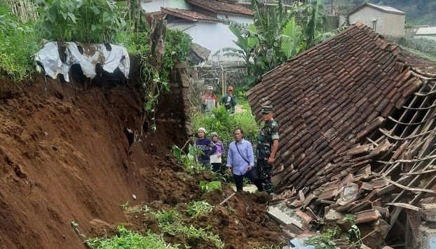 

SUASANA: Longsor terjang rumah di Lembang sebabkan warga mengungsi. AGUNG EKO SUTRISNO/ RADAR BANDUNG