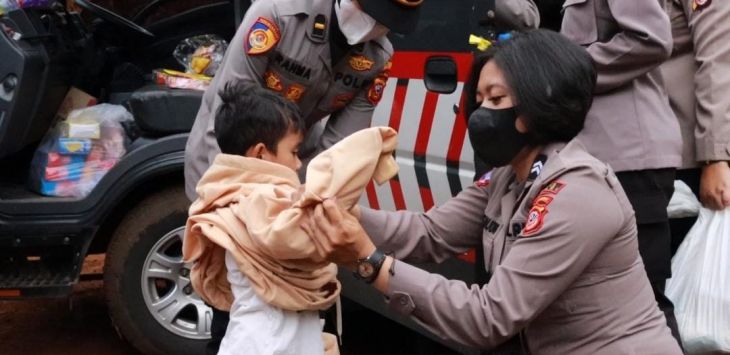 

PENGABDIAN : Tim Trauma Healing Polres Cimahi  menghibur pengungsi di Cianjur, Sabtu, (26/11). DOK.POLRES CIMAHI