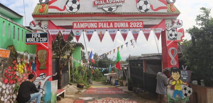 AGUNG EKO SUTRISNO/ RADAR BANDUNG 

SUASANA: Tampak warga kompleks Perumahan Permata Padalarang, RW 25, Desa Jayamekar, KBB, menghias lingkungan dengan mural Piala Dunia.