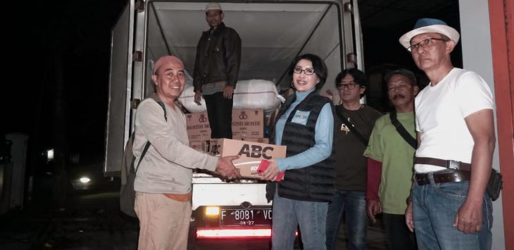 Ketua Apindo Jabar, Ning Wahyu Astutik Salurkan Bantuan Kebutuhan untuk Korban Gempa Cianjur.