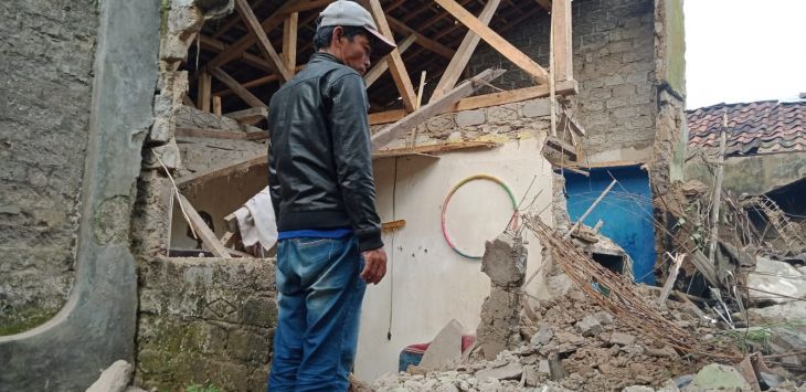 
SUASANA: salah seorang warga terdampak gempa menunjukan rumah yang hancur. KASI TRANTIB KECAMATAN CIKALONG WETAN 
