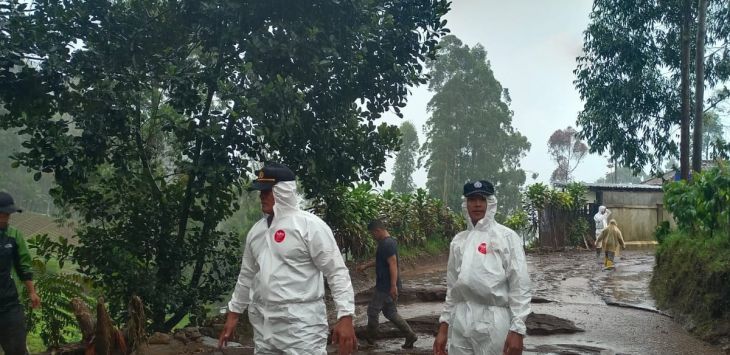 
EVAKUASI: Kapolsek Kertasari bersama Anggotanya mengatur lalu lintas di Jalan Dandang Desa Cibereum, Kecamatan Kertasari, Kabupaten Bandung yang diterjang lumpur, Kamis(8/12). FOR RADAR BANDUNG