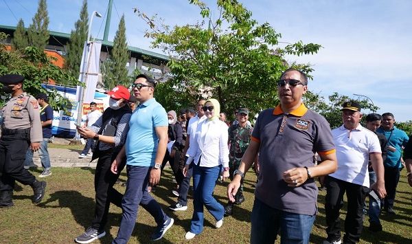 Gubernur Jabar Ridwan Kamil dan Kepala Bapenda Jawa Barat, Dedi Taufik saat menghadiri acara di Stadion Pakansari