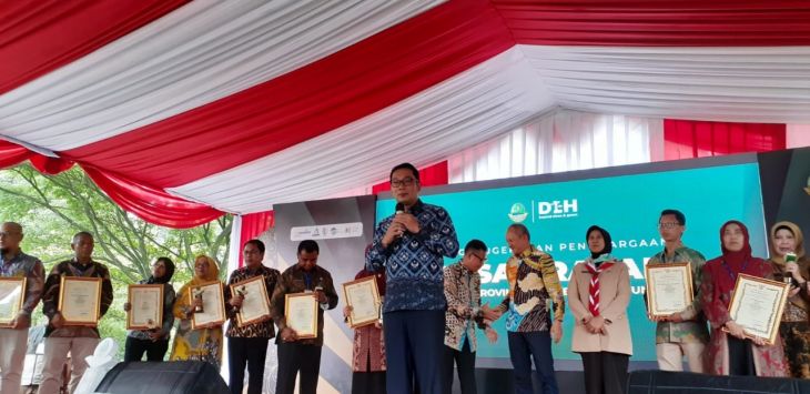 PENGHARGAAN: Gubernur Jabar, Ridwan Kamil menyerahkan piagam penghargaan kepada penerima anugerah Raksa Prasada tahun 2022, di Plaza Gedung Sate, Kota Bandung, Rabu (14/11). (FOTO: PUTRA WAHYU PURNOMO/RADAR BANDUNG)