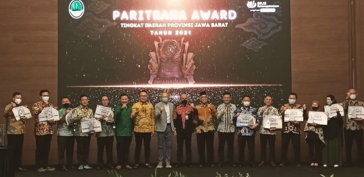 Gelaran Paritrana Award BPJS Ketenagakerjaan kepada pemerintah daerah dan perusahaan di Hotel Pullman, Kota Bandung, Kamis (1/12/2022). 