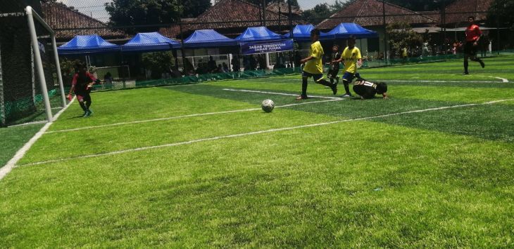 Rangkaian pertandingan Turnamen Sepakbola Piala Gubernur West Java Competition 2023 di  Lapangan Mini Soccer Wijaya Pussenif Kota Bandung, Sabtu 14 Januari 2023. (FOTO: GATOT POEDJI UTOMO/RADAR BANDUNG)