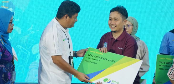 Direktur Kepesertaan BPJS Ketenagakerjaan Zainudin secara simbolis menyerahkan Kartu BPJS Ketenagakerjaan kepada penerima KUR pada acara KUR Festival Super Gen Creation 