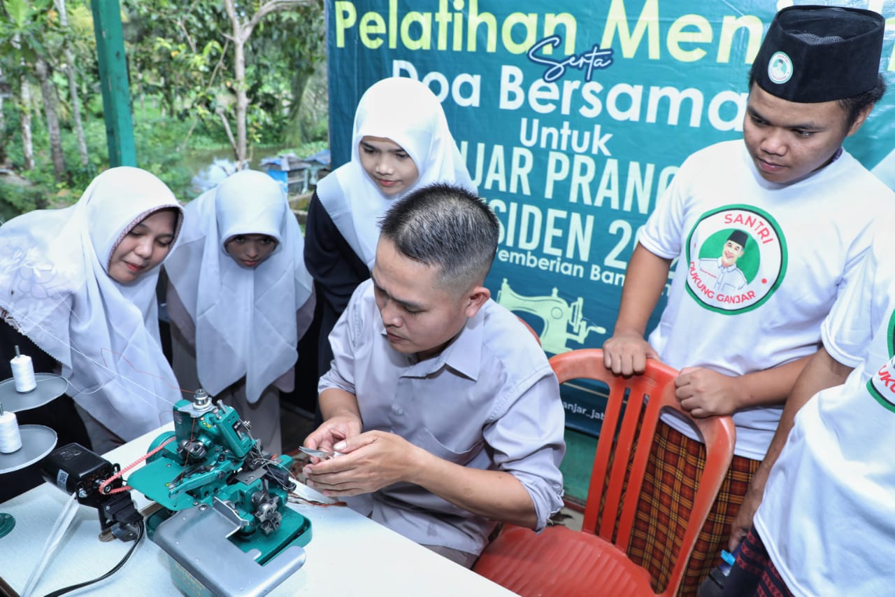 Tambah Ketrampilan Santri Di Ponpes Darul Ma'rif, Santri Dukung Ganjar ...