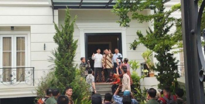 Prabowo Subianto saat berkunjung ke kediaman Wiranto.