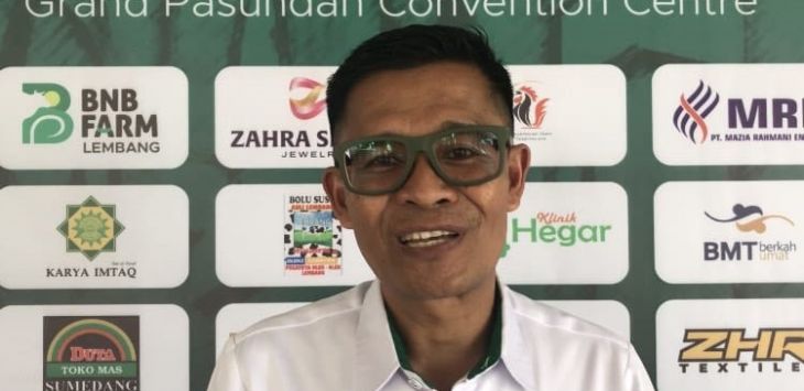 Cucu Cumarna saat memberikan keterangan kepada awak media usai resmi dilantik sebagai ketua umum HIPPI masa jihad 2023-2028 di Hotel Grand Convention Hotel Jl. Peta No.147-149, Suka Asih, Bojongloa Kaler, Kota Bandung, pada Kamis (18/5).FOTO : NUR ILHAM NATSIR/POJOKBANDUNG
