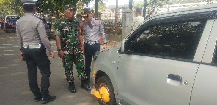 Dinas Perhubungan Kota Cimahi Gembok 9 Kendaraan Yang Parkir Liar ...