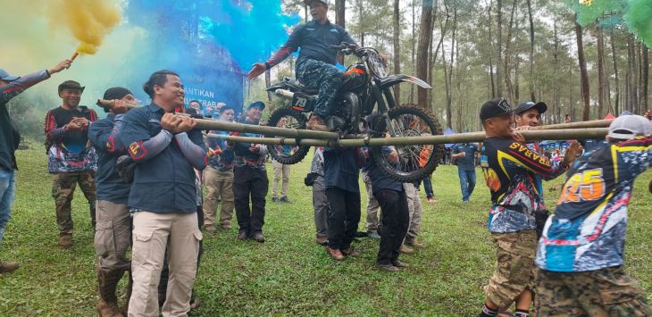 


MERAYAKAN : Kegiatan komunitas atau penggemar motor trail dalam kegiatan pelantikan anggota Trabas, di Lembang, belum lama ini. GATOT POEDJI UTOMO/RADAR BANDUNG