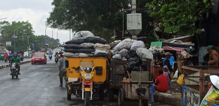 DOK/RADAR BANDUNG 

SAMPAH : Salah satu lokasi pembuangan sampah sementara Kota Cimahi, di kawasan Cilember.