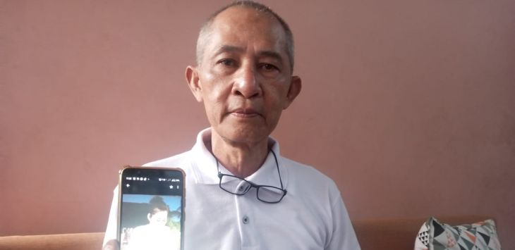 Ayah Noviana, Joko Supriatno menunjukan foto korban yang tersimpan di Handphone miliknya.