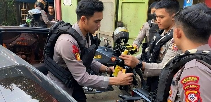 
BARANG BUKTI : Anggota Polres Cimahi berhasil membongkar bungker minuman beralkohol./HUMAS POLRES CIMAHI
/