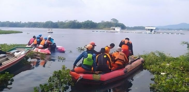 PENCARIAN : Tim SAR melakukan pencarian pemancing yang tenggelam di waduk Saguling, Jumat (9/6).


