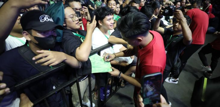 Penggawa Timnas Indonesia memberikan tandatangan saat disambut di Taman Surabaya.