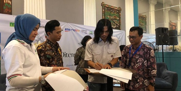 MOU: Penandatanganan kerja sama antara PHRI Jabar dengan Paguyuban Petani Lestari dalam upaya mendorong produk teh petani tembus cafe dan restoran pada Pekan Teh Rakyat 2023 di Roemah Kentang, Kota Bandung, Kamis (22/6).