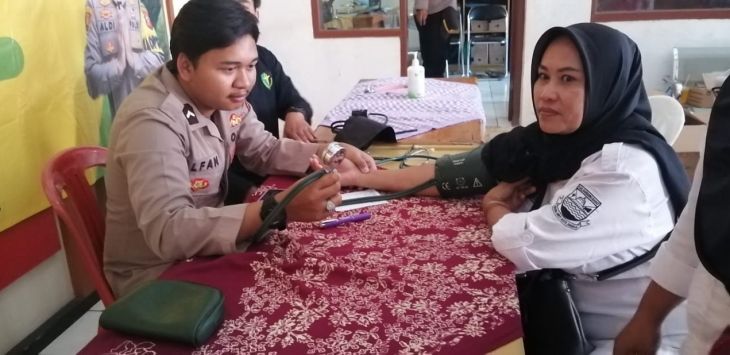 Bakti sosial Polres Cimahi di Desa Kertamukti Kecamatan Cipatat, Kabupaten Bandung Barat pada Sabtu, (22/7/2023). (Foto : ADAM ARMANDHANY/RADAR BANDUNG) 