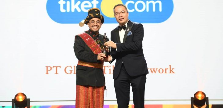 Dudi Arisandi, Chief People Officer (kiri), mewakili tiket.com saat menerima penghargaan Best Company To Work For in Asia dan Most Caring Company dari HR Asia dalam acara penganugerahan penghargaan yang digelar oleh HR Asia. tiket.com. Foto:tiket.com