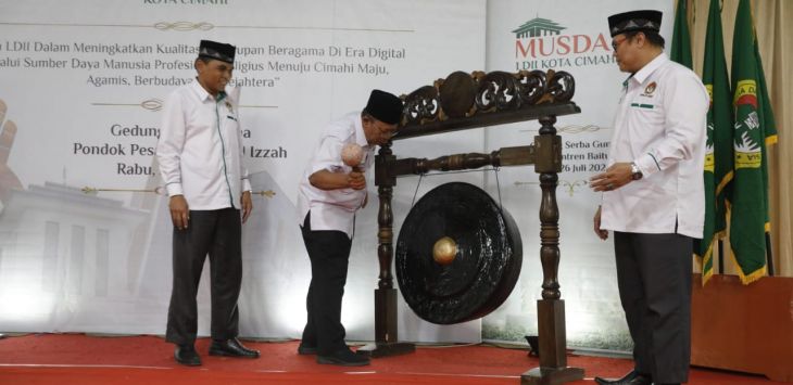 MUSYAWARAH : Penjabat (Pj) Wali Kota Cimahi, Dikdik Suratno Nugrahawan menghadiri Musyawarah Daerah (Musda) V LDII Kota Cimahi sekaligus membuka secara resmi acara tersebut ditandai dengan pemukulan gong di Gedung Serba Guna Pondok Pesantren Baitul Izzah, Cimahi, pada Rabu (26/7). (Foto : ADAM ARMANDHANY/RADAR BANDUNG)