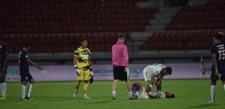 Bek Persib Bandung, Rezaldi Hehanussa terbaring usai ditahan imbang 3-3 oleh Arema FC di Stadion Kapten I Wayan Dipta, Gianyar, Bali, Jumat (7/7/2023). Barly Isham/Persib.co.id 