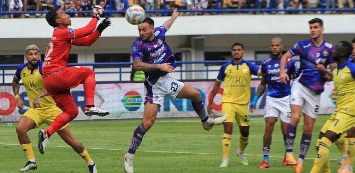 Pemain Persib Bandung, Marc Klok saat duel udara dengan pemain Barito Putera di Liga 1 2023/2024 di Stadion Gelora Bandung Lautan Api, Kota Bandung, Minggu (13/8). TAOFIK ACHMAD HIDAYAT/Pojokbandung.com 