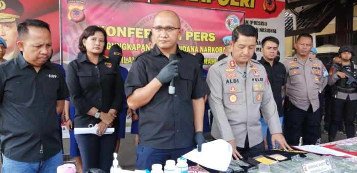 EKSPOSE : Kapolres Cimahi AKBP Aldi Subartono (ketiga kanan) didampingi Kasatresnarkoba Polres Cimahi AKP Tanwin Nopiansah (ketiga kiri) dalam ungkap kasus peredaran obat keras terbatas di Mapolres Cimahi Jalan Jend. Amir Mahmud, Kota Cimahi pada Rabu, 16 Agustus 2023. (foto : GATOT POEDJI UTOMO/RADAR BANDUNG)