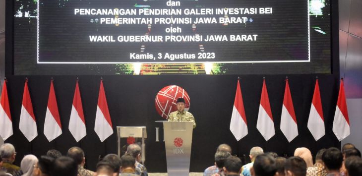 
Wagub Jabar Uu Ruzhanul Ulum didampingi Sekda Provinsi Jabar Setiawan Wangsaatmaja membuka perdagangan saham di Bursa Efek Indonesia dalam rangka Pencanangan Edukasi dan Literasi Pasar Modal kepada 1.000 ASN Pemdaprov Jabar dan Pencanangan Pendirian Galeri Investasi BEI di kantor Pemda Provinsi Jabar di Main Hall Bursa Efek Indonesia.