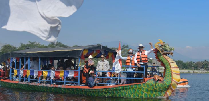 Gubernur Jawa Barat Ridwan Kamil melakukan Soft Launching Situ Bagendit hasil revitalisasi di Kabupaten Garut, Senin (21/8/2023)