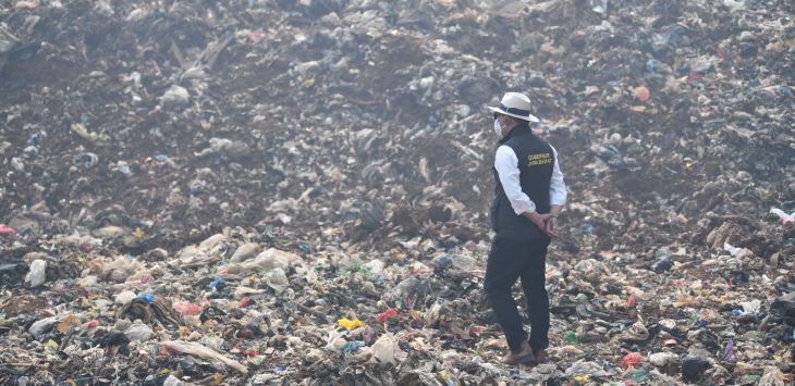 Gubernur Jawa Barat Ridwan Kamil melaksanakan pemantauan udara dan lapangan terkait kebakaran TPA Sarimukti di Kabupaten Bandung Barat, Jumat (25/8/2023).(Biro Adpim Jabar)