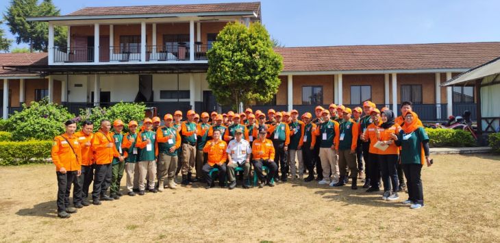 MENJELASKAN: Kepala BPBD Kabupaten Bandung, Uka Suska Puji Utama memberikan keterangan pers di Kantor BPBD Bandung, Soreang.