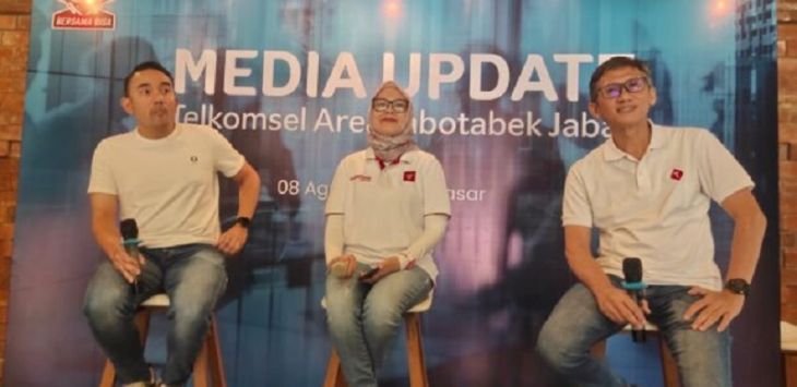 (Dari kiri) Vice President Corporate Communications Saki Hamsat Bramono, Vice President Consumer Sales Area Jabotabek Jabar Filin Yulia dan Vice President Area Network Operations Jabotabek Jabar Moelky Furqan memberi keterangan tentang program Telkomsel kepada para awak media peserta Media Gathering Telkomsel 2023 di Denpasar, Bali (9/8).