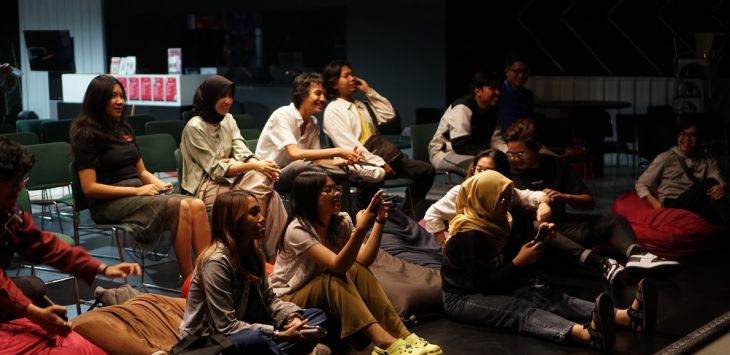 Sejumlah penonton tengah asyik menyaksikan pemutaran film di Bioskop Rakyat persembahan Bioskop Online di Kota Bandung.