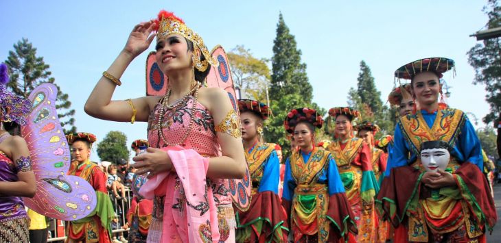 ilustrasi karnaval kebudayaan di depan Gedung Sate Bandung.