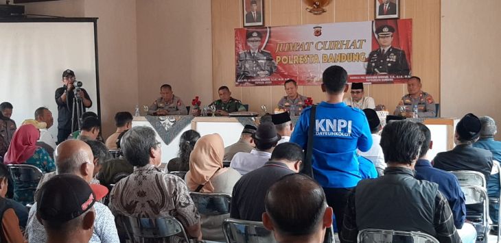 


PUTRA WAHYU PURNOMO/RADAR BANDUNG
DIALOG : Salah seorang warga Kecamatan Dayeuhkolot menyampaikan keluhannya kepada jajaran Pejabat Polresta Kabupaten Bandung, dalam kegiatan Jumat Curhat yang digelar di Aula Kecamatan Dayeuhkolot.