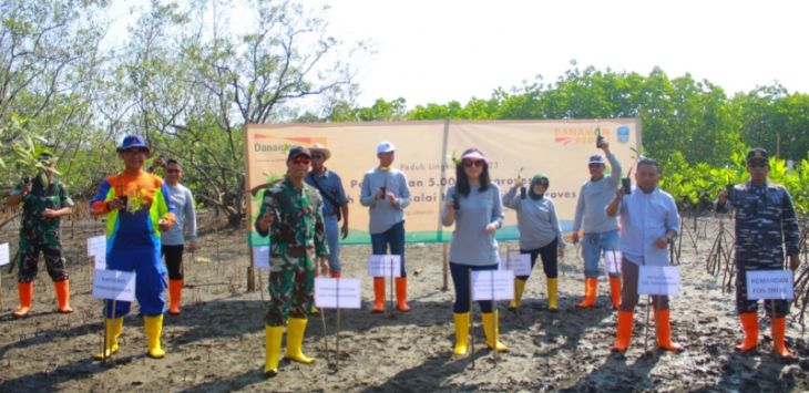 Penananaman secara simbolis 5.000 mangroves oleh (Kiri Ke kanan) AKP Sugiayanto, Kepala Satuan Polisi Air Resor Pangandaran,; Letkol Inf. Indra Mardianto Subroto, M.I.P, Komandan KODIM 0625/Pangandaran; Ibu Pinastika Junia, Regional 