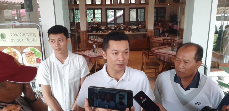 
PUTRA WAHYU PURNOMO/RADAR BANDUNG
MENJAWAB: Caleg DPR RI, Taufik Hidayat menjawab pertanyaan awak media terkait kunjungannya ke Kecamatan Pangalengan Kabupaten Bandung, di Hotel Citere Pangalengan,.