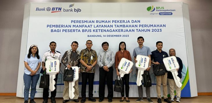 Kepala Kantor Wilayah BPJS Ketenagakerjaan Jawa Barat, Romie Erfianto foto bersama peserta BPJS Ketenagakerjaan yang memperoleh Manfaat Layanan Tambahan (MLT).