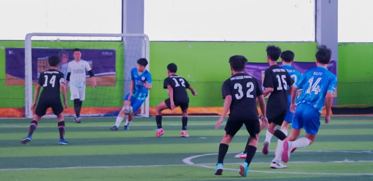 Turnamen Futsal Rasyid Rajasa Cup antarpelajar SMA se-Kota Bandung yang diinisiasi Balad Rasyid Rajasa (Baraja) di Lapang Bikasoga Kota Bandung, Minggu (3/12/2023). 