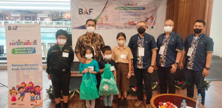 Penyerahan donasi yang diwakilkan oleh Area Office Head BAF Bandung, Alexander Torihoran, kepada perwakilan Yayasan Dana Mulia, Luther, Jumat (15/12/2023).
