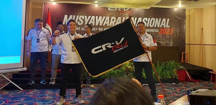 Ketua umum CRV Club Indonesia periode 2022 – 2023 Joe Turangan menyerahkan pataka CCI kepada ketua umum CCI periode 2024 – 2025, Abah Wagun di Hotel horizon Bekasi pada tanggal 09 Desember 2023. Foto CCI for pojokbandung.com 