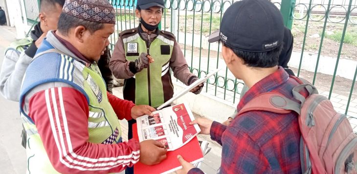 DOKUMENTASI RADAR BANDUNG
MENJELASKAN : Para relawan simulasi Radar Bandung yang terdiri dari mahasiswa UIN Bandung menjelaskan tata cara pencoblosan di daerah pemilihan Kota Cimahi, Selasa (12/12/2023) lalu.
